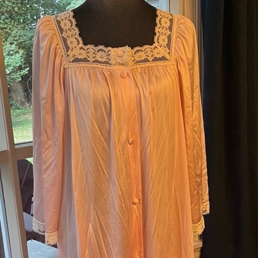 1.1.e.3 Vtg JCPenney Pink Nylon Robe Long Lace Button Front Peignoir Cottagecore